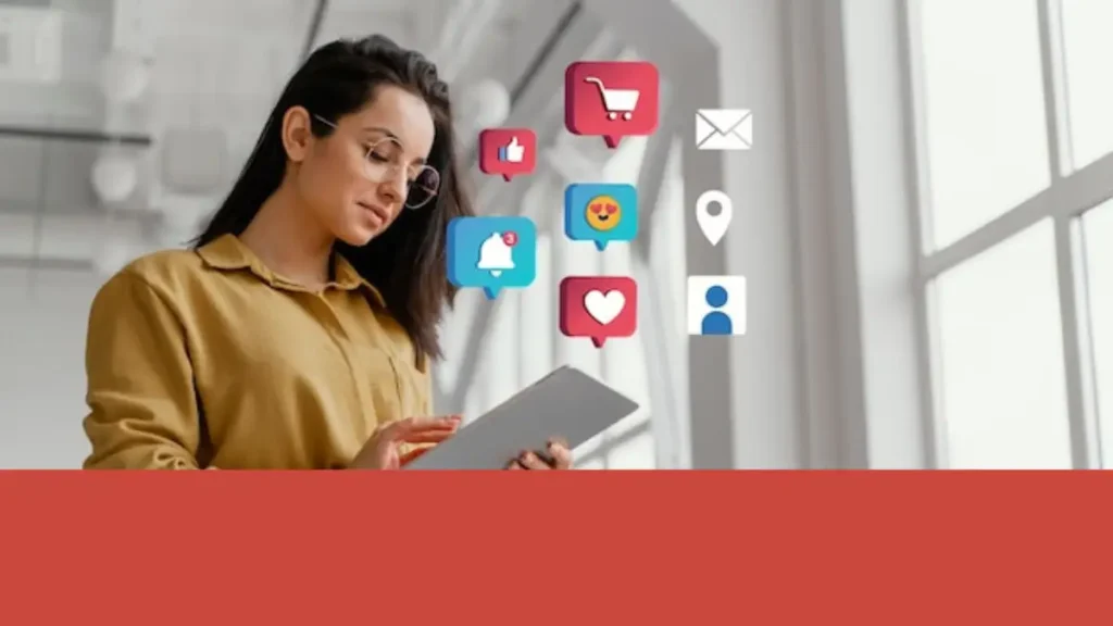 Mujer revisa tablet rodeada de íconos de redes sociales y reacciones, representando conexión digital y marketing de influencers