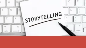 Nota con la palabra storytelling sobre teclado blanco, concepto de comunicación estratégica y narrativa de marca