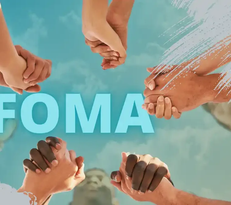 Un grupo de personas de diferentes etnias uniendo sus manos en un gesto de solidaridad y apoyo, con la palabra "FOMA" en el centro, sobre un fondo azul con pinceladas artísticas.