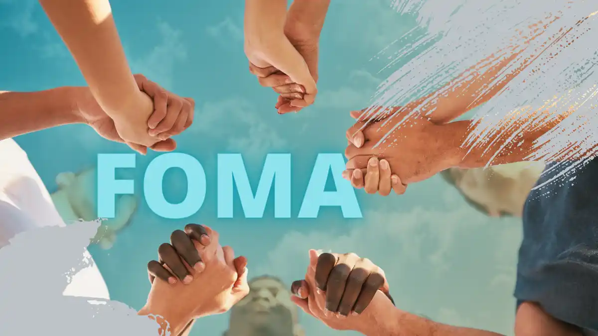 Un grupo de personas de diferentes etnias uniendo sus manos en un gesto de solidaridad y apoyo, con la palabra "FOMA" en el centro, sobre un fondo azul con pinceladas artísticas.