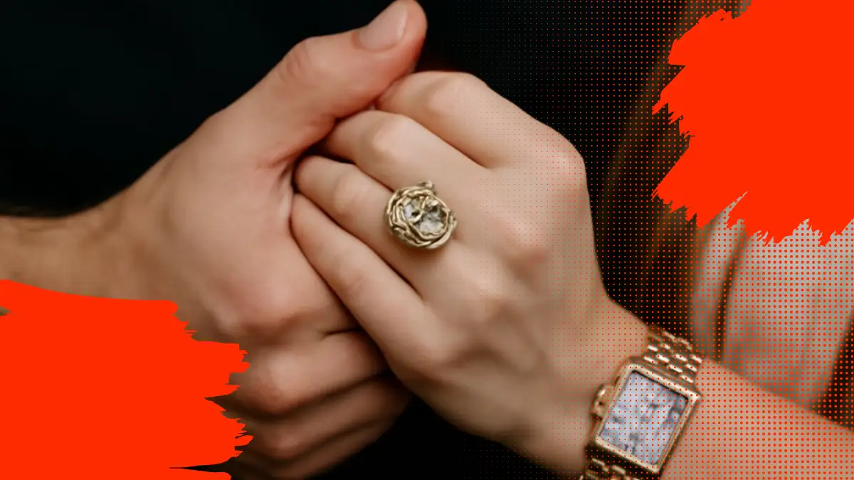 Primer plano de manos entrelazadas con anillo de compromiso, alusión al compromiso de Taylor Swift y su impacto mediático