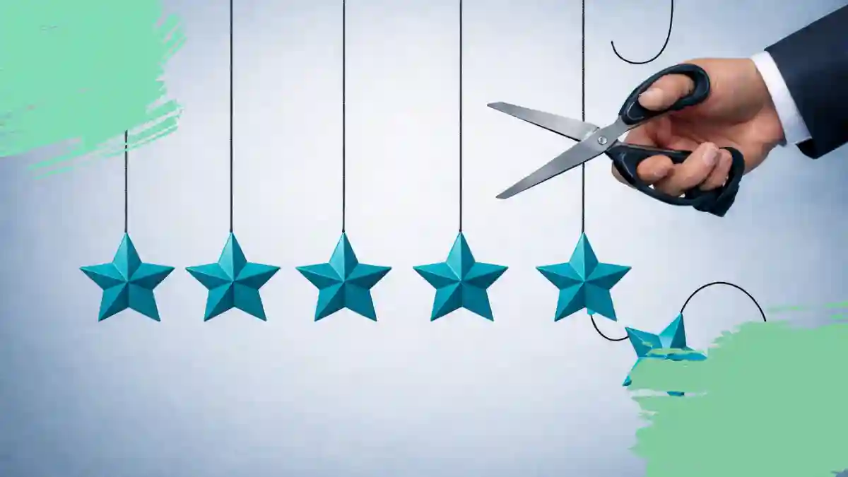 Mano sosteniendo unas tijeras a punto de cortar una de cinco estrellas suspendidas, simbolizando la pérdida de reputación, la gestión de crisis y la necesidad de prevenir riesgos de marca en entornos digitales.