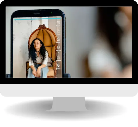 Una captura de pantalla de un teléfono móvil que muestra una foto de una persona sentada en una silla, con la cara pixelada para proteger su identidad, se visualiza en un monitor.