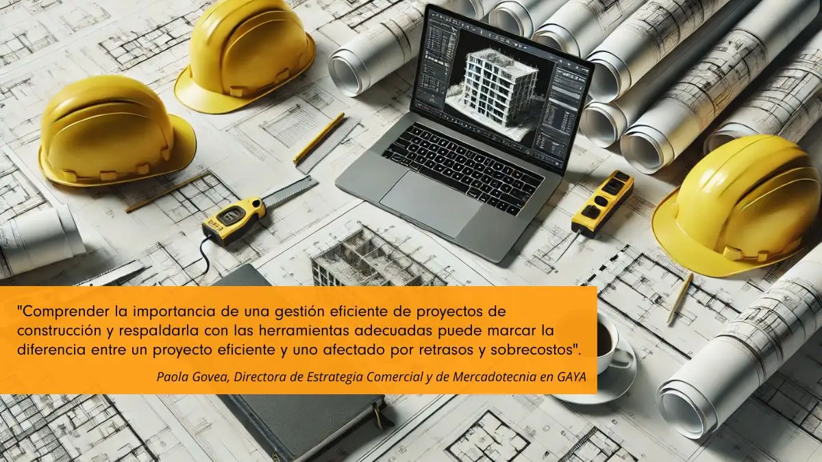 Laptop con diseño 3D de edificio sobre una mesa llena de planos y herramientas de construcción.