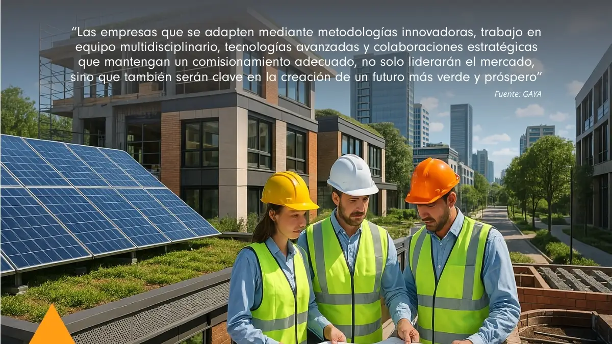 construccion-sustentable-en-mexico Profesionales de la construcción analizan proyectos en un entorno urbano con enfoque verde y paneles solares