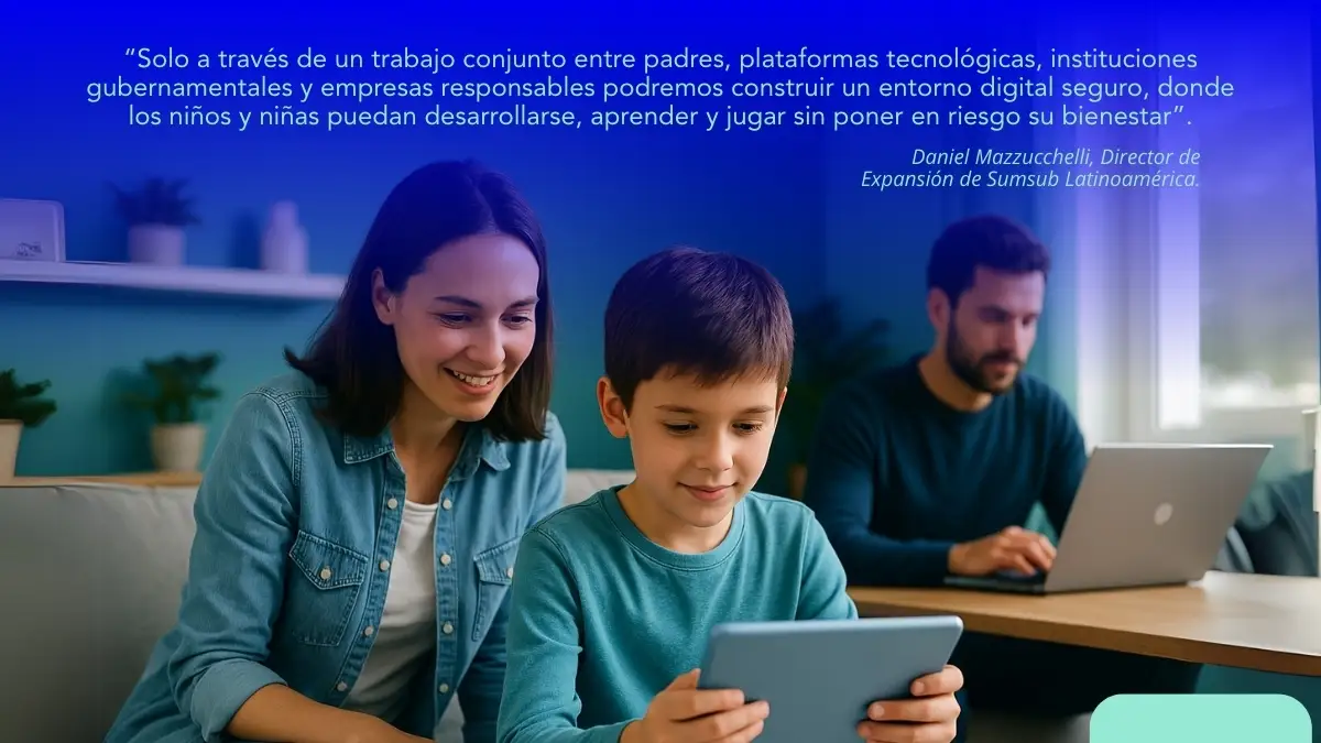Niño usando una tablet bajo la supervisión de su madre, en un ambiente familiar.