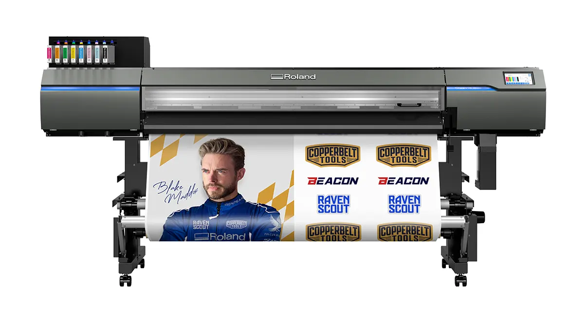 Impresora/cortadora Roland DG XG-640 imprimiendo gráficos de alta calidad para publicidad