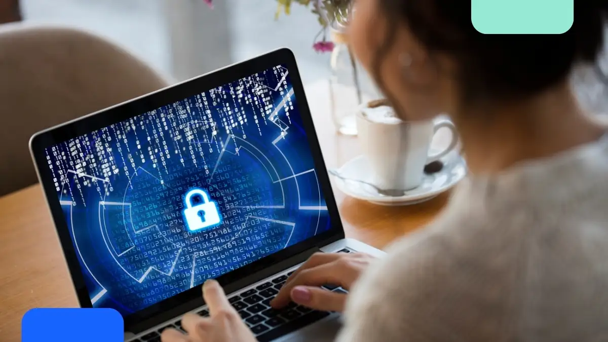Mujer usando una laptop con candado digital en pantalla, concepto de ciberseguridad