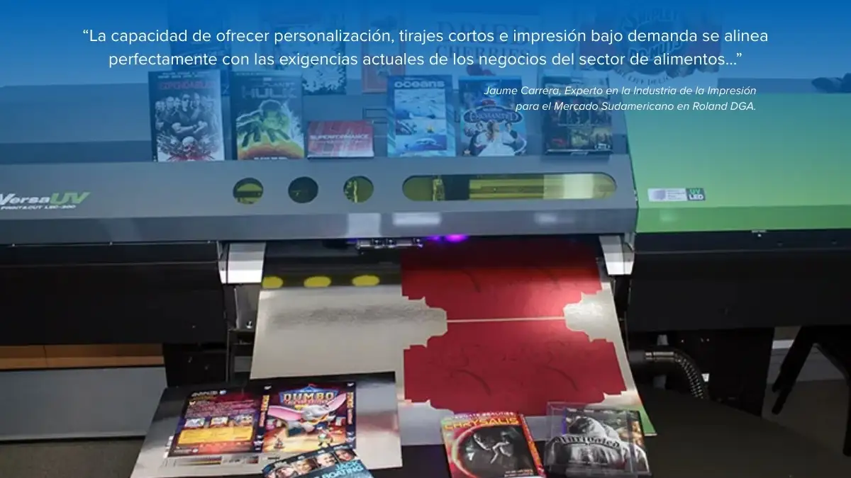 empaques-para-alimentos-personalizados Impresora digital produciendo empaques personalizados con diseños llamativos para el sector de alimentos