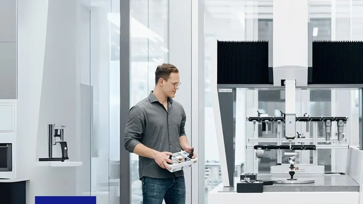 Técnico operando una máquina de medición por coordenadas en laboratorio de metrología industrial