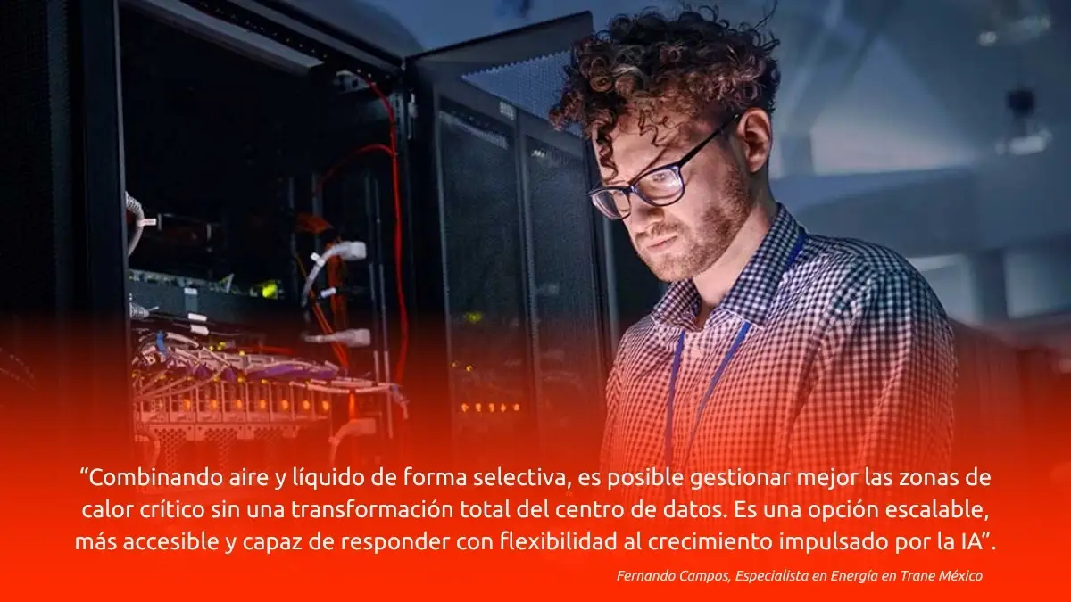 Especialista de TI monitorea sistema de enfriamiento híbrido en centro de datos
