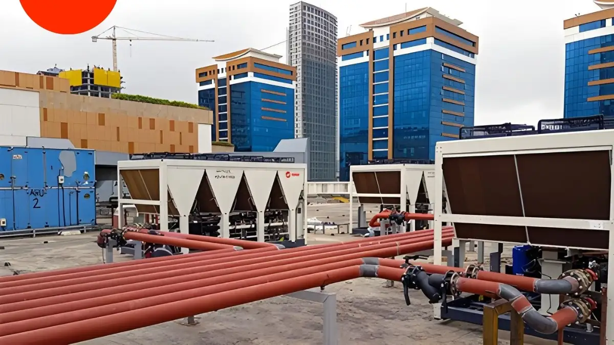 Sistemas de enfriamiento HVAC en azotea de edificio comercial moderno con tuberías expuestas