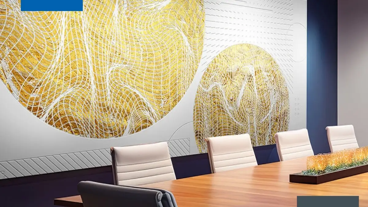 Impresión de vinil decorativo aplicado en una sala de juntas moderna, con arte abstracto en dorado y blanco sobre fondo azul.