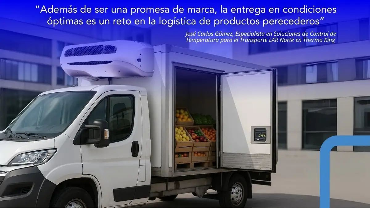 Camión refrigerado con frutas y verduras frescas para entrega bajo control térmico