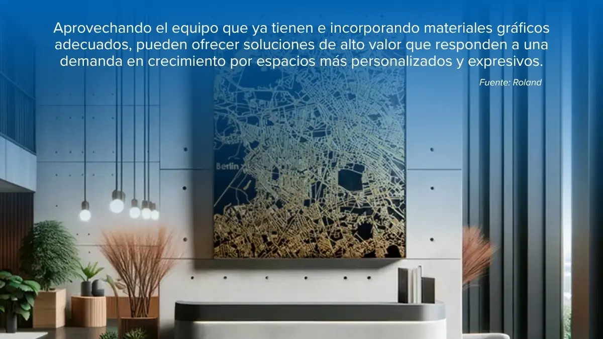 Área de recepción decorada con fotografía impresa tipo mapa urbano, en un diseño interior elegante y personalizado.