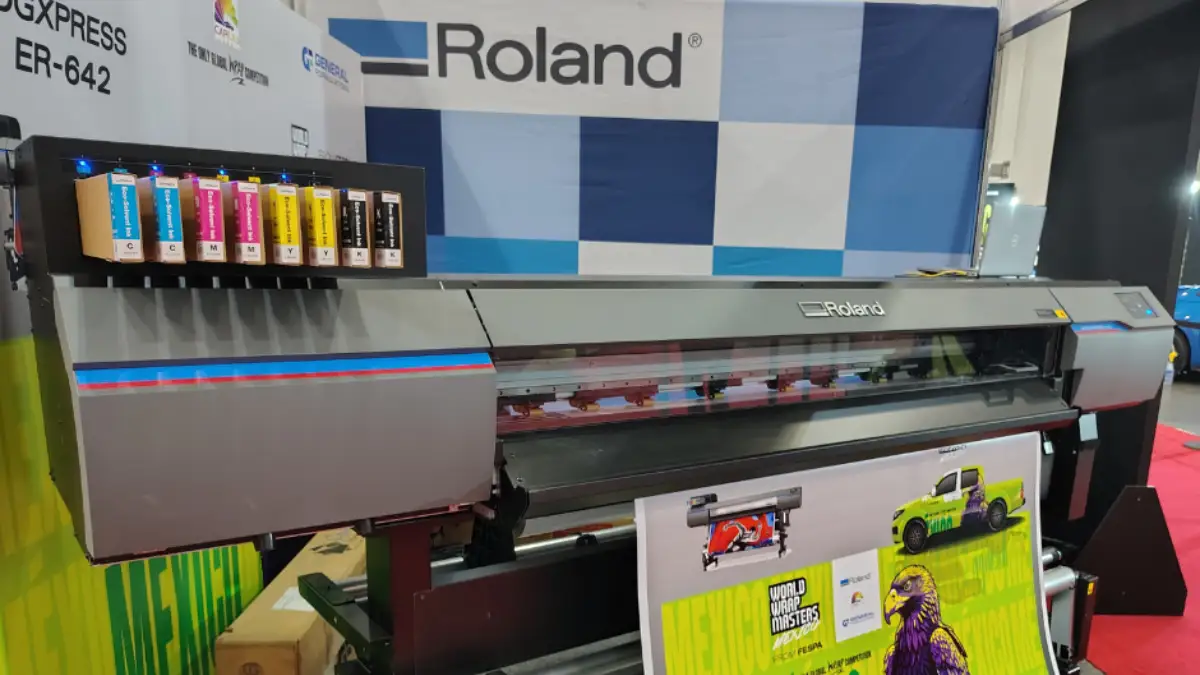 Impresora Roland imprimiendo vinil para car wrapping en México