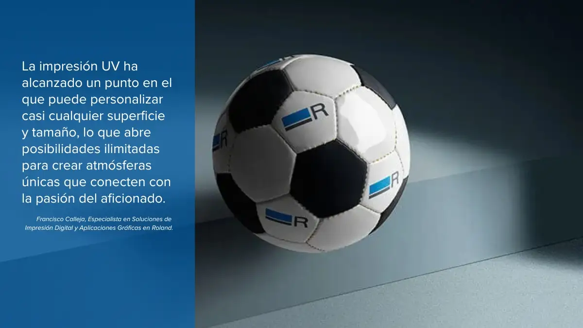 Balón de fútbol blanco y negro con logotipo de Roland iluminado sobre fondo azul, acompañado de cita sobre la impresión UV y su capacidad para crear experiencias personalizadas para aficionados.