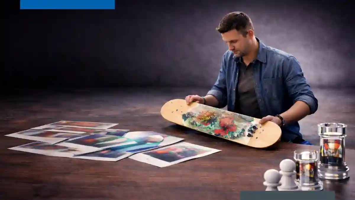 Personalización y creatividad en negocios de impresión digital. Emprendedor revisando una tabla de skateboard personalizada junto a pruebas gráficas impresas, representando el desarrollo de un negocio de impresión digital enfocado en personalización, creatividad y producción bajo demanda.