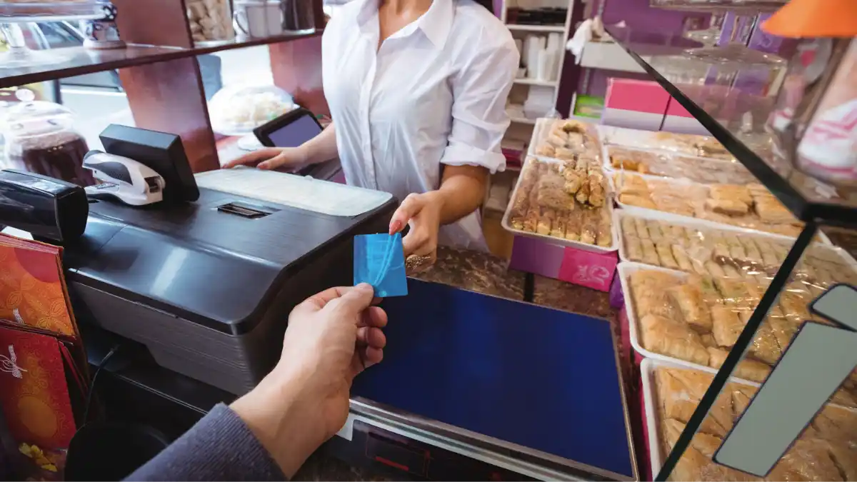 Pago con tarjeta dispara 22% el ticket en tienditas y redefine la competencia por el comprador mexicano