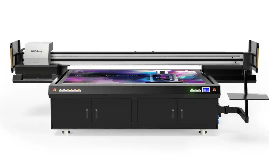 Roland DG presenta impresora UV de cama plana 1.5 veces más productiva para sustratos rígidos