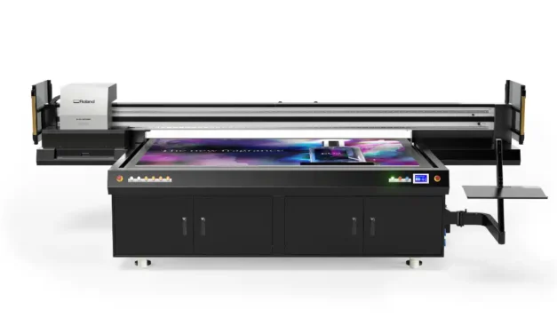 Roland DG presenta impresora UV de cama plana 1.5 veces más productiva para sustratos rígidos