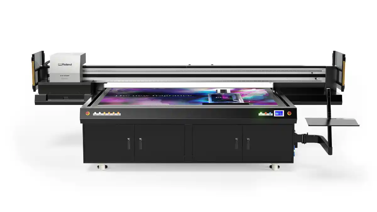 Roland DG presenta impresora UV de cama plana 1.5 veces más productiva para sustratos rígidos